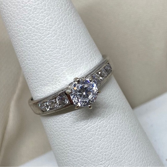 10k white gold cubic zirconia ring - Picture 2 of 2
